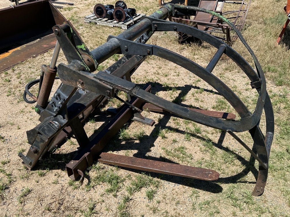 Grapple with pallet forks 