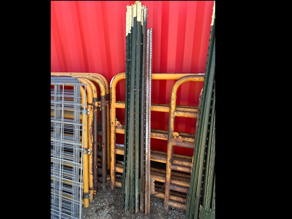T-post Lot 3 (17 cnt)
