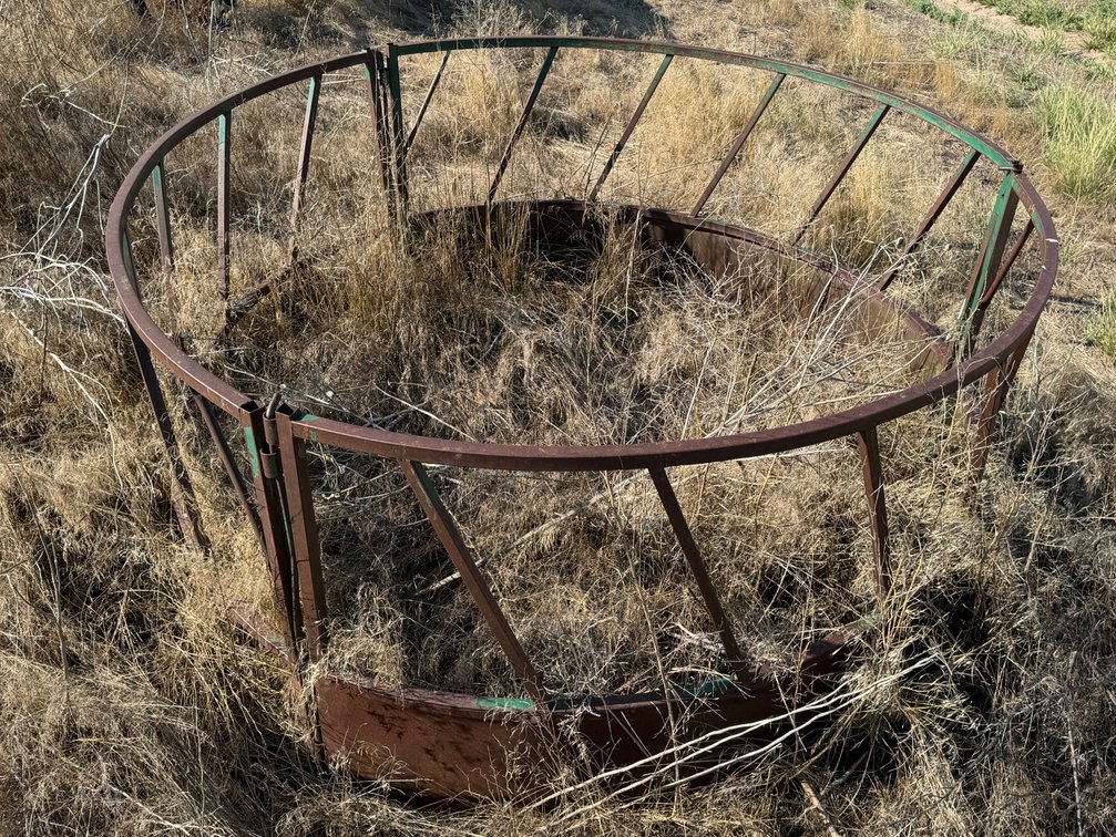 Round bale feeder
