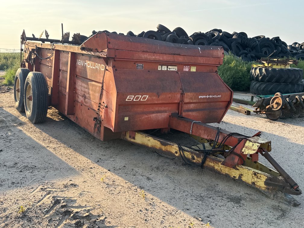 NH 800 Manure Spreader 