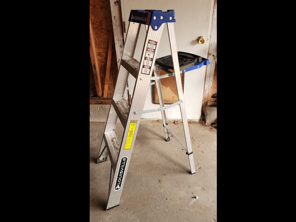 LOUISVILLE 4' ALUMINUM LADDER