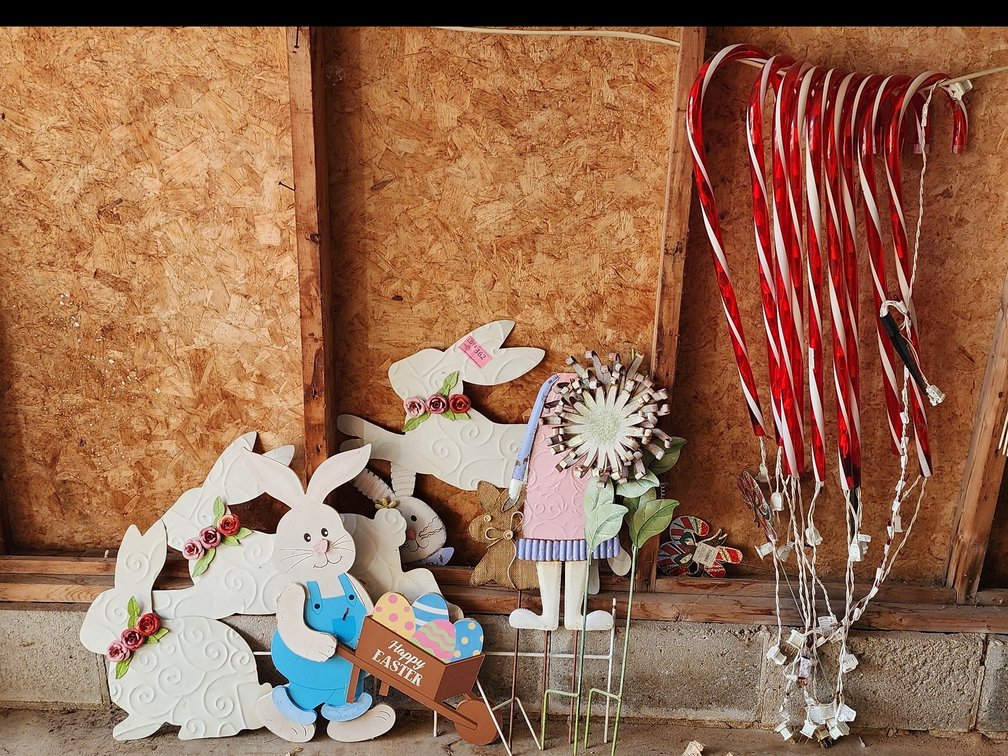 HOLIDAY YARD DECORATIONS