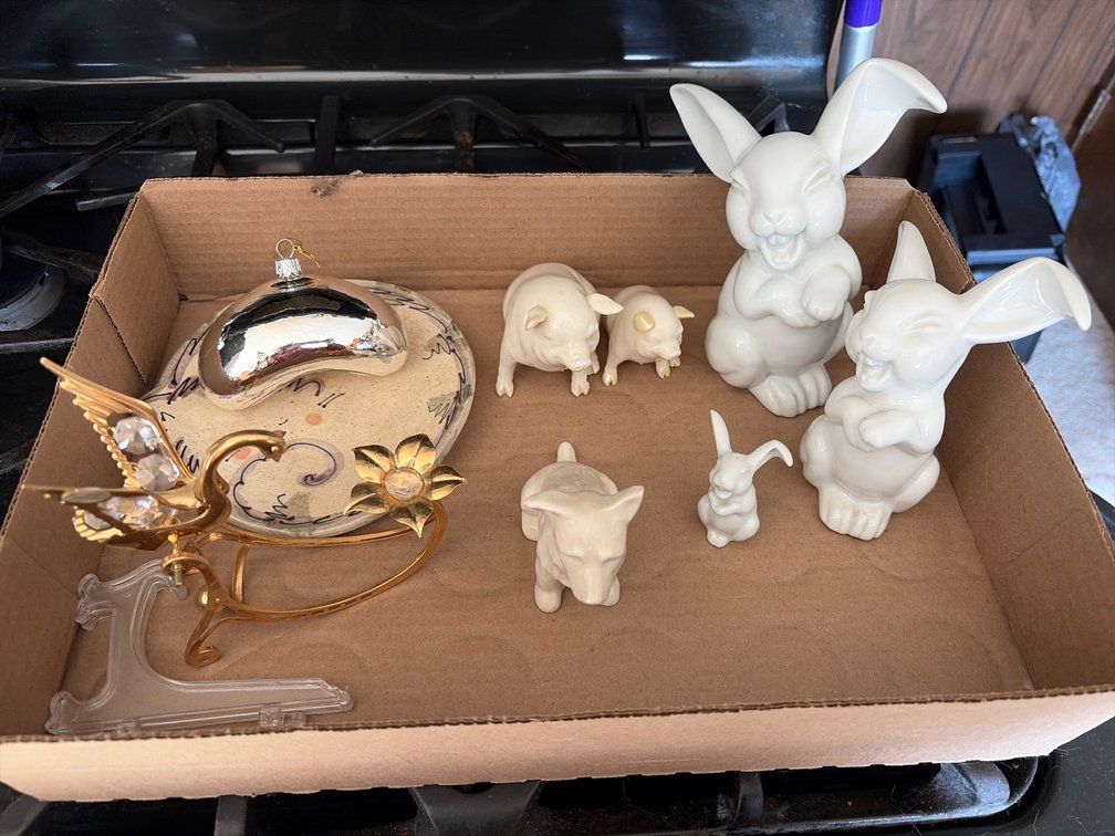 ASSORTED DECOR