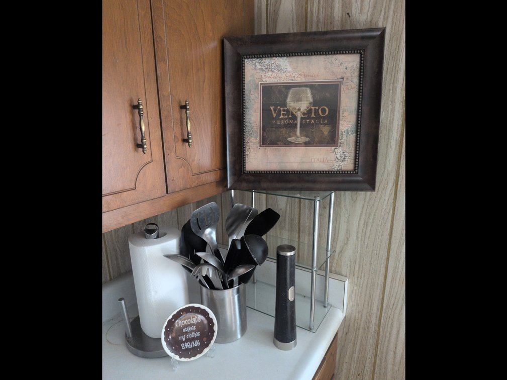 KITCHEN UTENSILS & DECOR