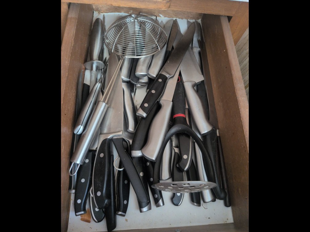 ASSORTED KNIVES