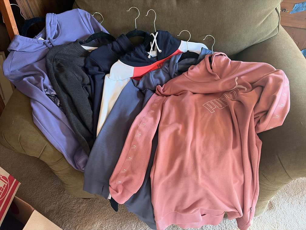ASSORTED WOMENS MEDIUM PULL OVERS