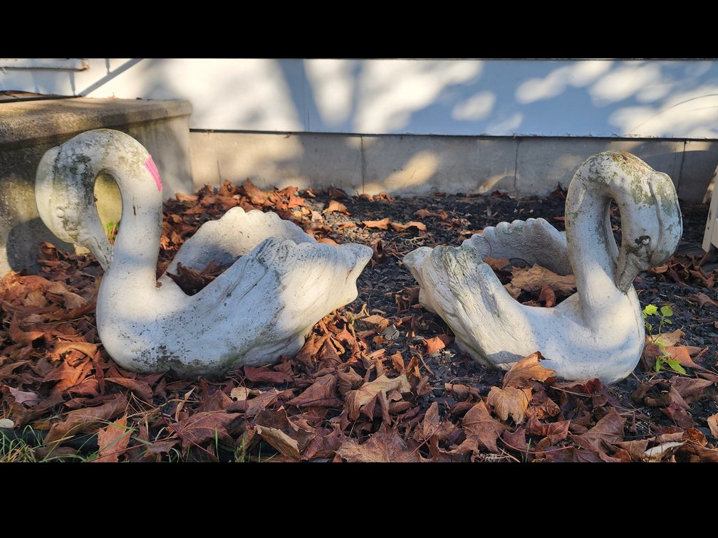 CONCRETE PLANTERS SWAN
