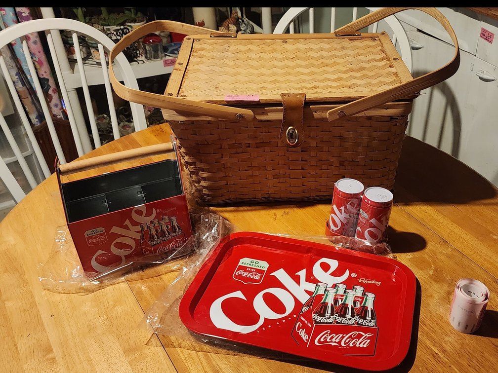 PICINC BASKET & COCA COLA DECOR