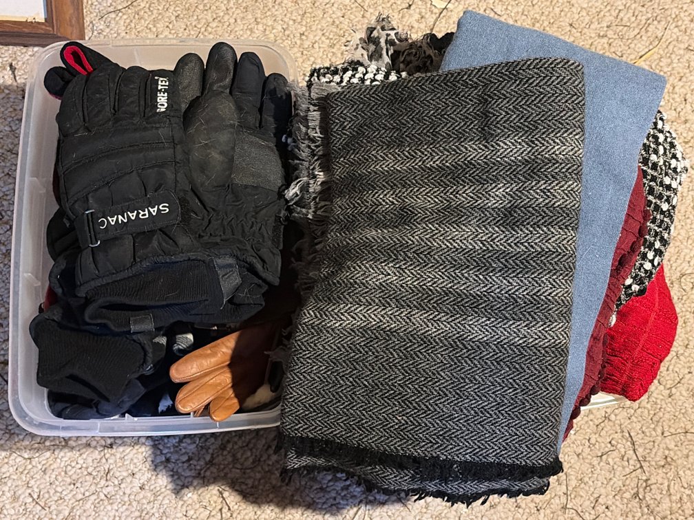 GLOVES & SCARFS