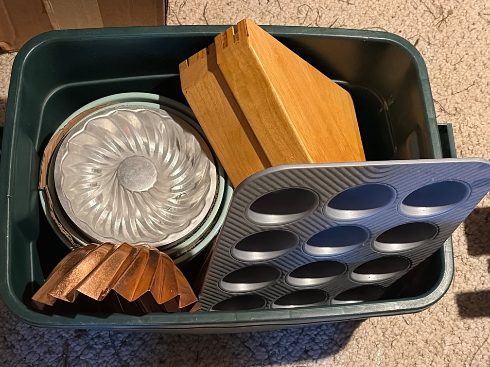 ASSORTED KITCHEN LOT