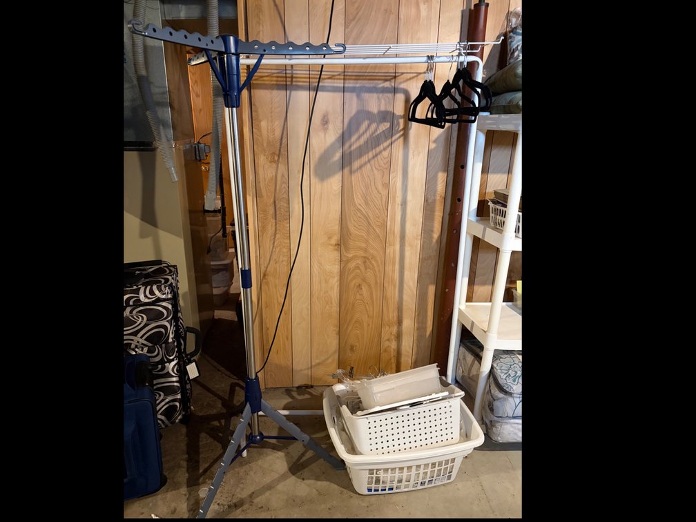 CLOTHES, DRYING RACKS AND BASKETS