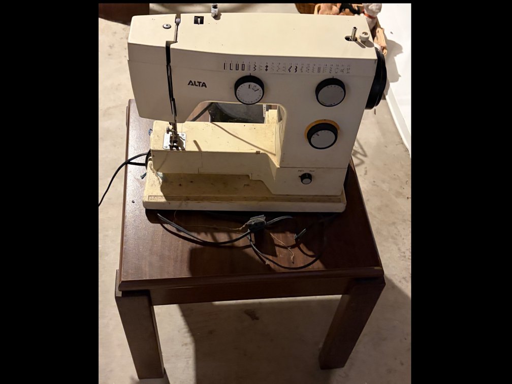ALTA SEWING MACHINE W/STAND