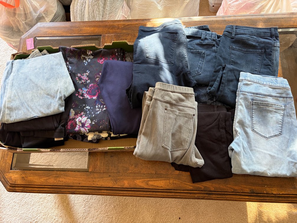 ASSORTED WOMENS MEDIUM PANTS LOT