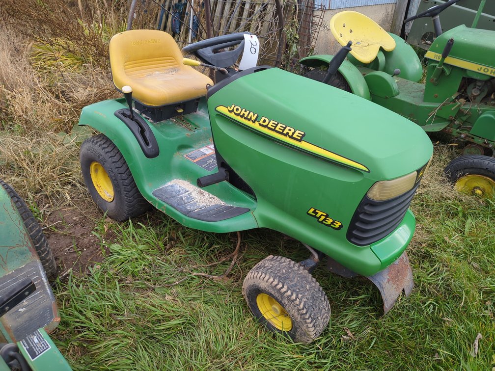 John Deere LT133