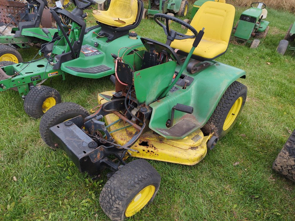 John Deere 212 w/Deck
