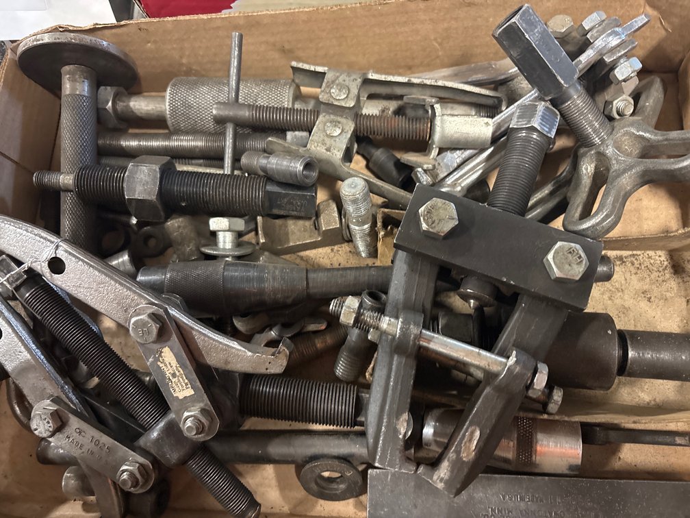 Box Lot of mechanical gear pullers