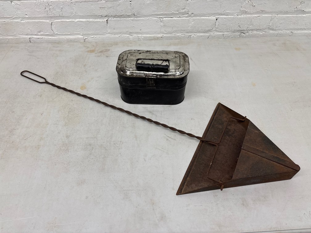 Vtg Dust Pan & Small Metal Lunch Box