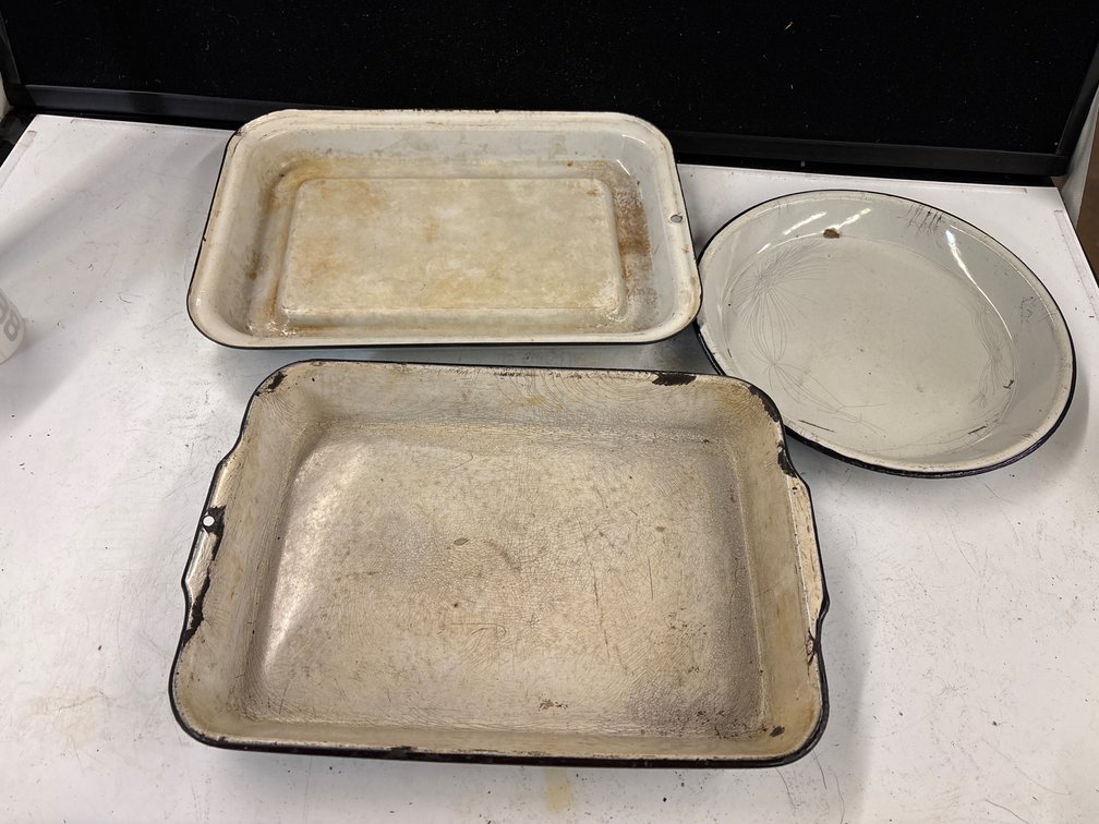 (3) Enamel Pans