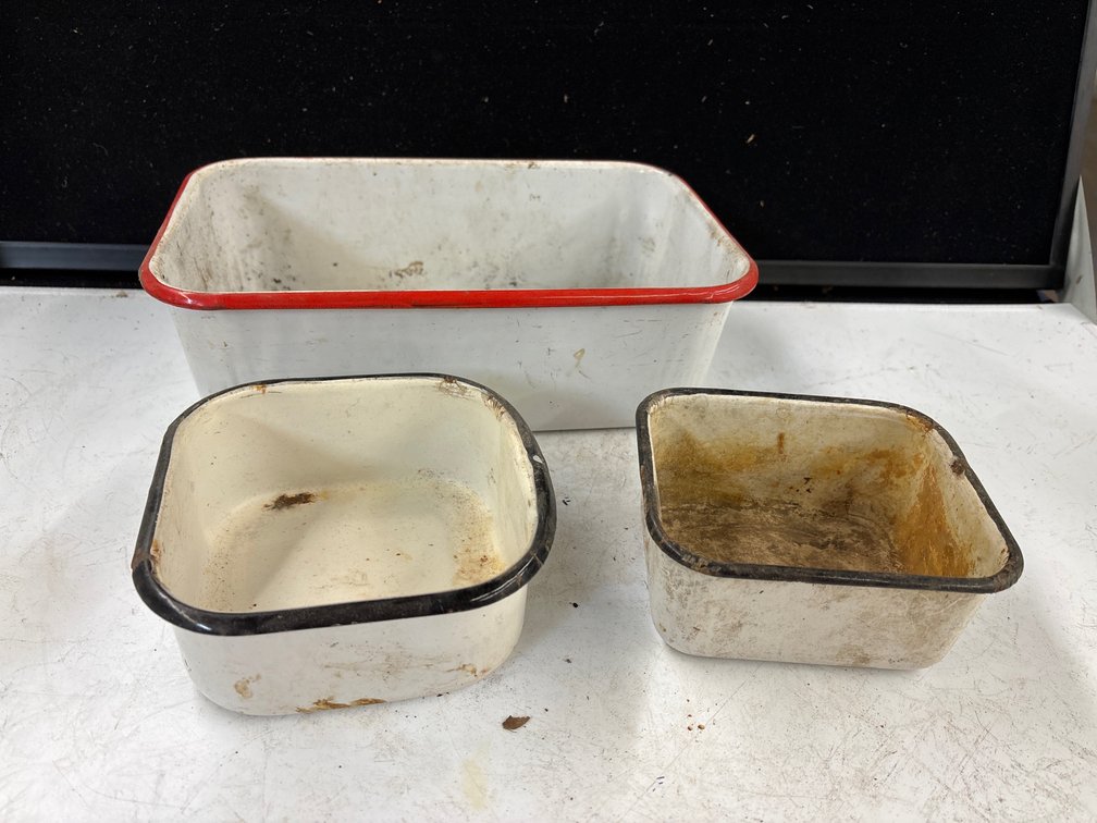 (3) Enamel Pans