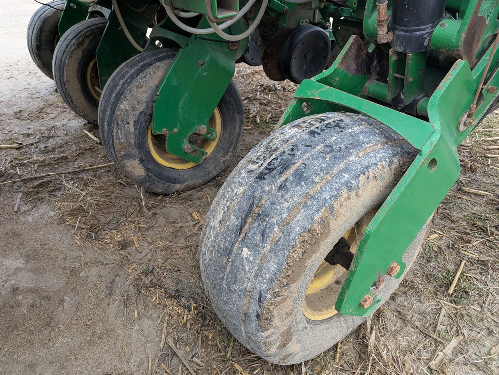 Image for Auction Time: 2002 John Deere 1780 16R22 Planter