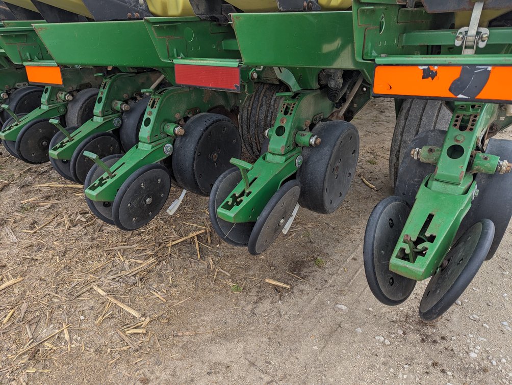 Image for Auction Time: 2002 John Deere 1780 16R22 Planter