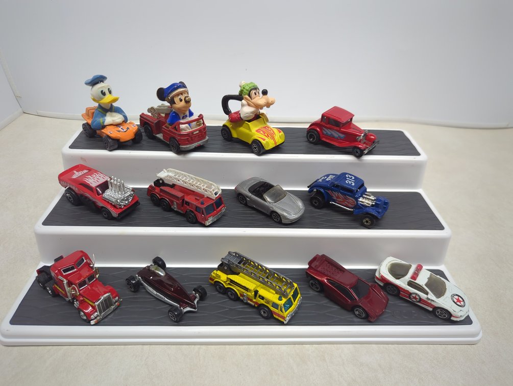 (13) Matchbox Cars