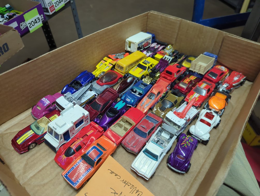 (37) Hot Wheels & Carry Case