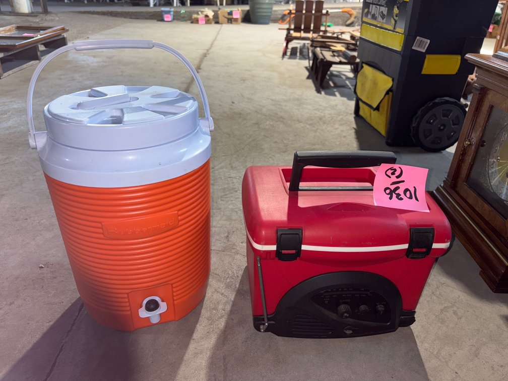 Igloo water cooler, cooler/ radio