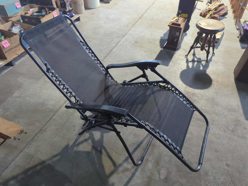 (2) Folding Lounge Chairs