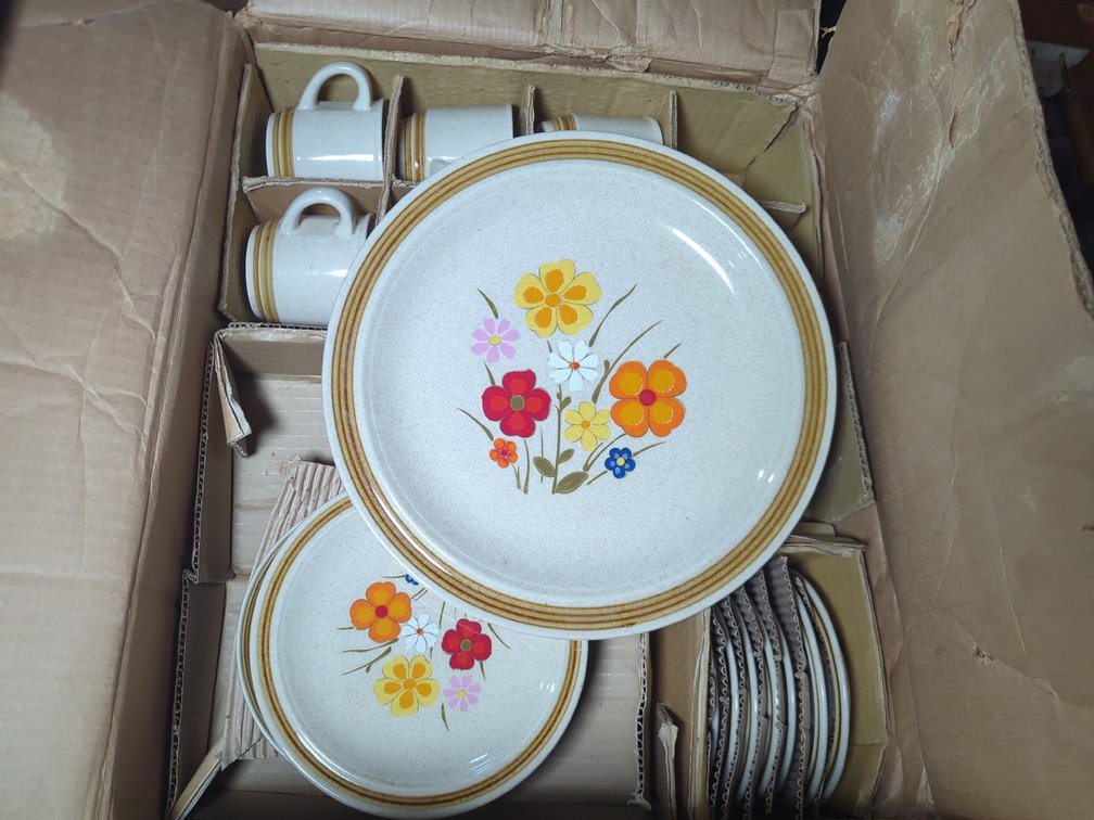 "Meadow Flower" Stoneware Set