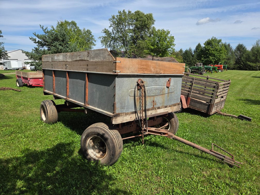 Allis Chalmers 12ft Wagon w/HYD hoist