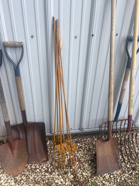 (7) electric fence posts