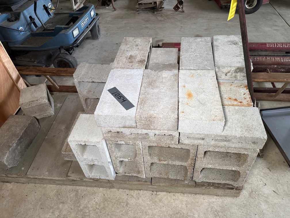 Pallet: Concrete Block & Caps Assortment