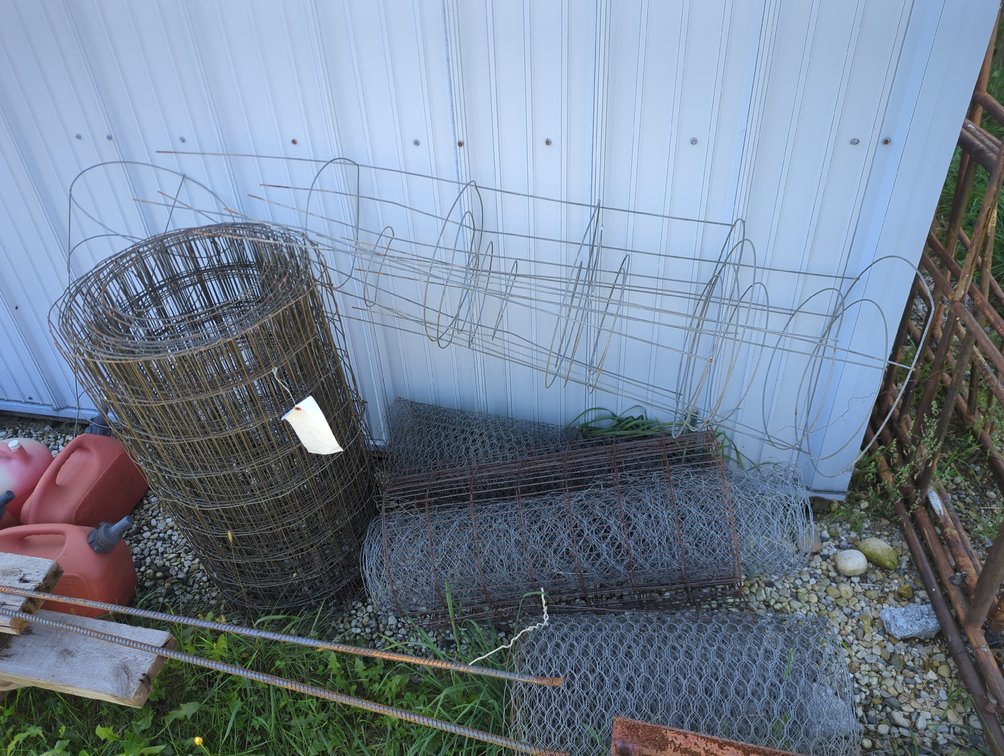 Chicken & Metal Wire Fencing; (6) Tomato Cages