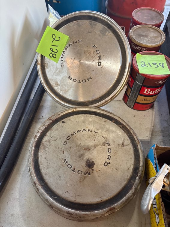 (2) Vtg Ford Hubcaps & (2) License Plates