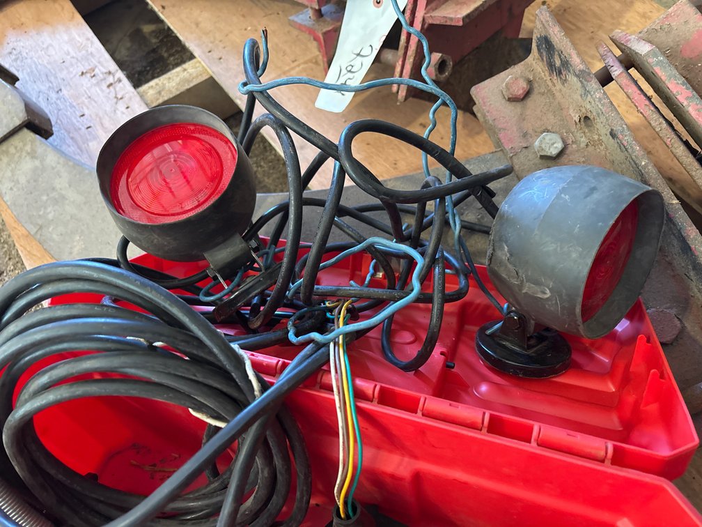 Magnetic Lights, Wiring & Plugs