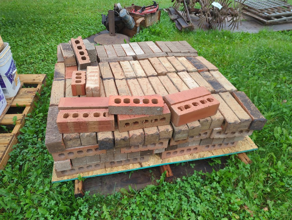 Pallet with Approx. 260 Bricks