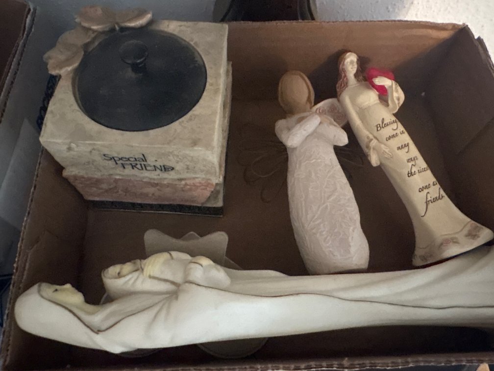 Angel, mother, friends decor