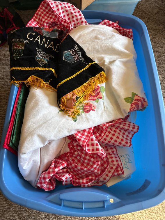 Tablecloth, linens and towels tote