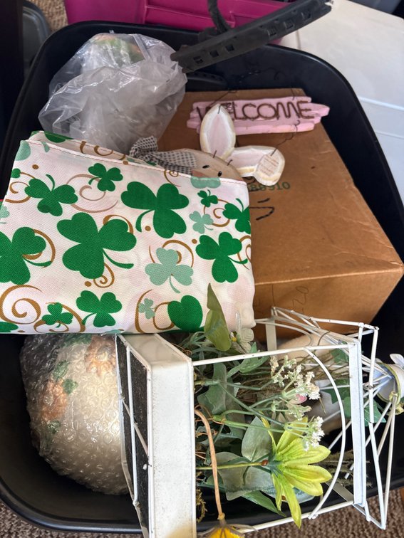 Tote of Easter decor