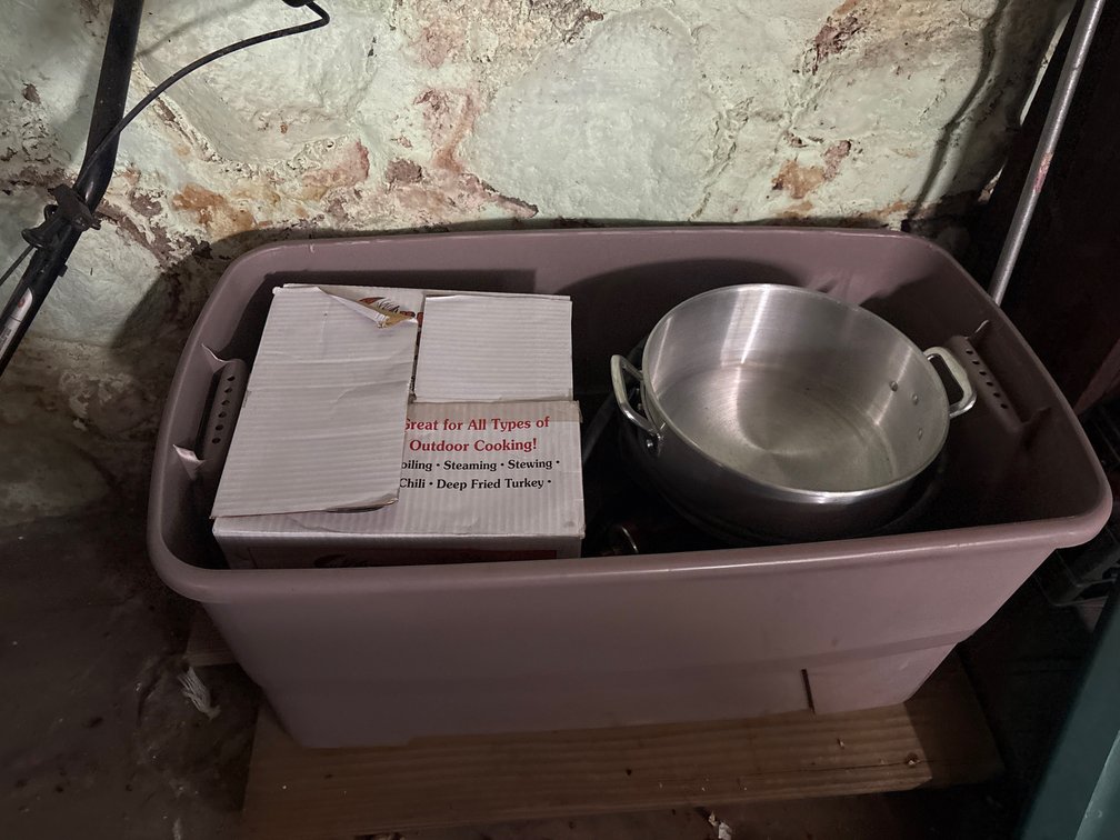 Tote with outdoor fryer and stock pot