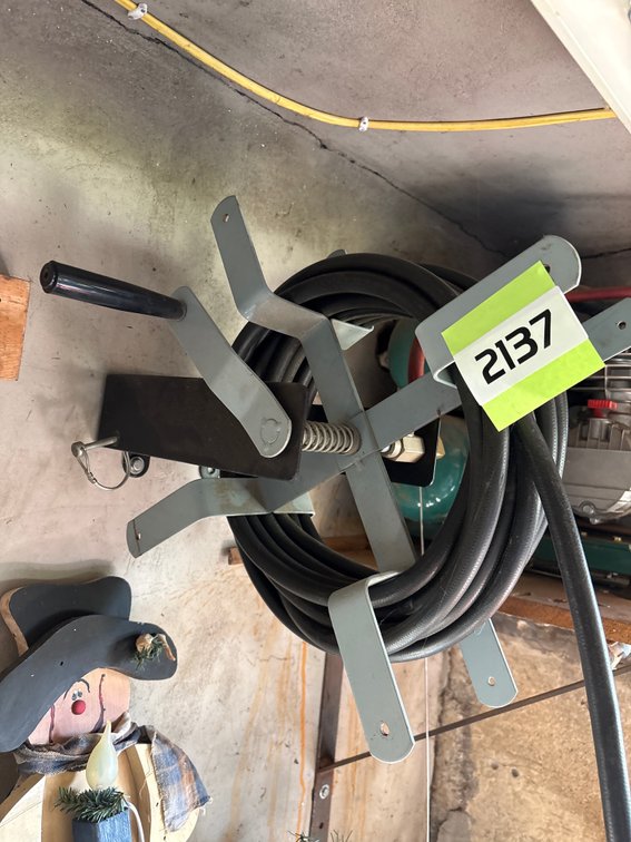 Wall mounted air reel