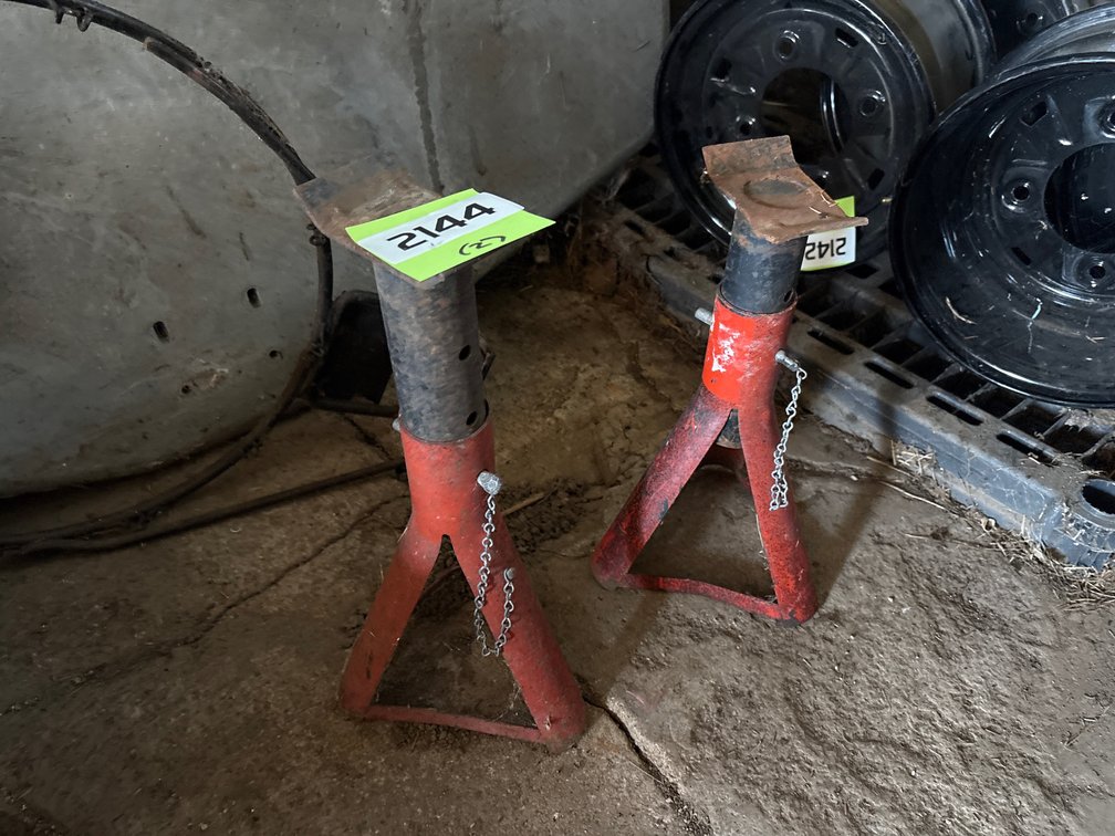 (2) jack stands
