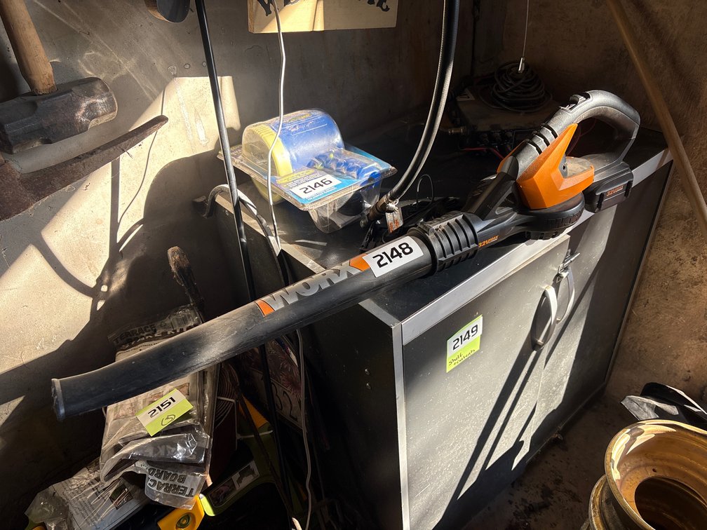 Worx 32 V leaf blower, battery, charger