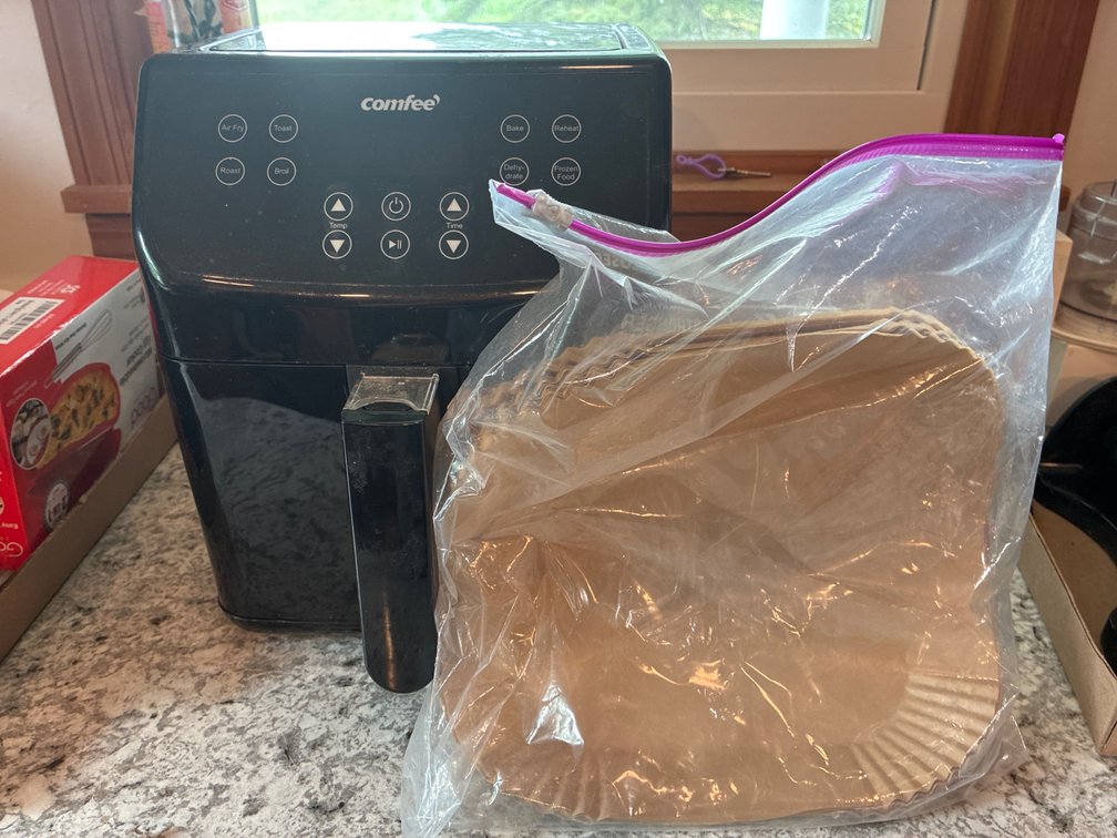 Comfee 5.8 Quart Digital Air Fryer With Bag of Liners