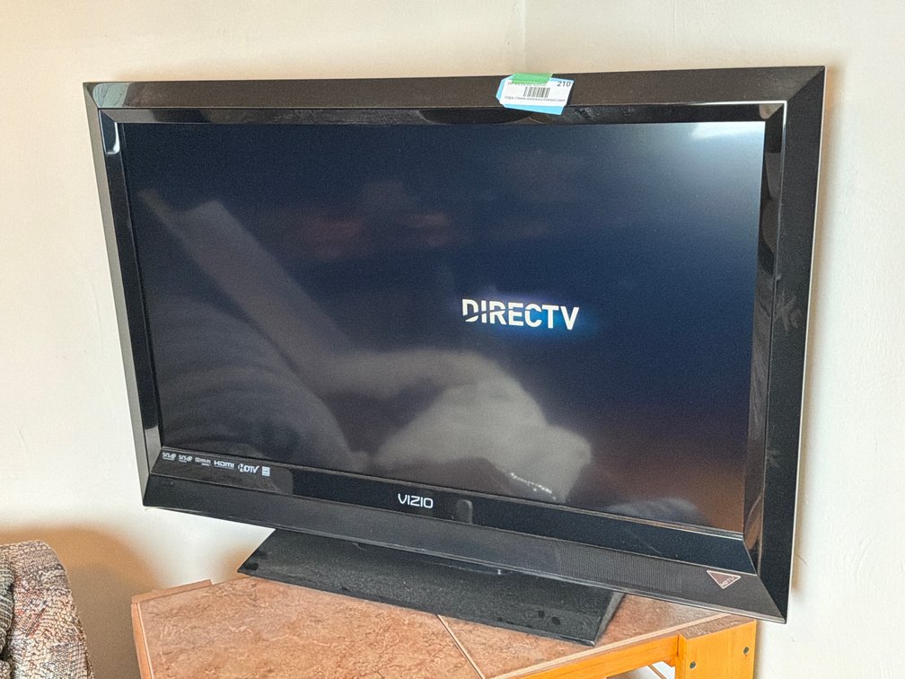 Vizio 32” TV w Remote