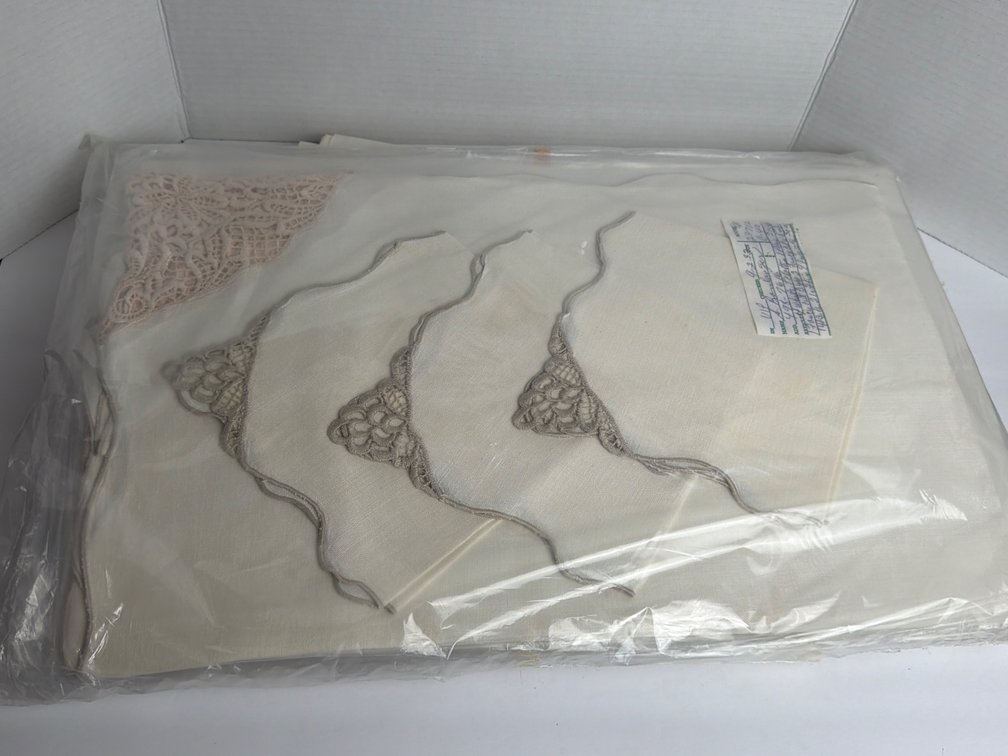 Linen Tablecloths & Napkins