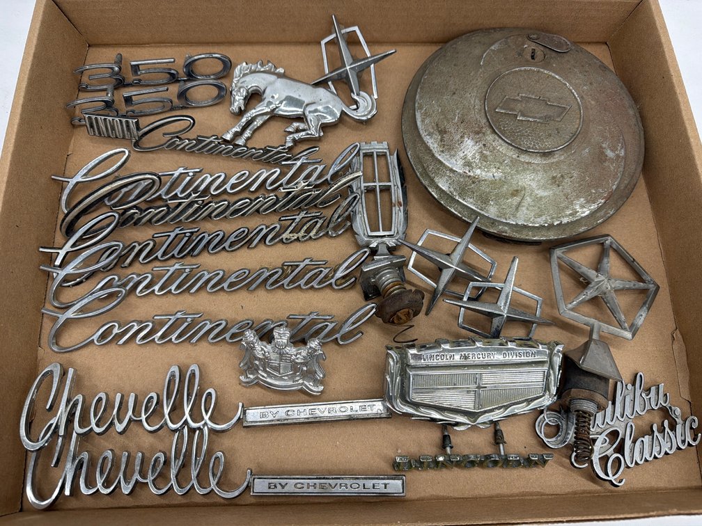 Vintage Emblems & Chevy Locking Hubcap