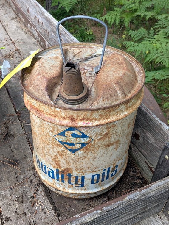 Skelly oil can stands approx 14" to shoulder with decent graphics.