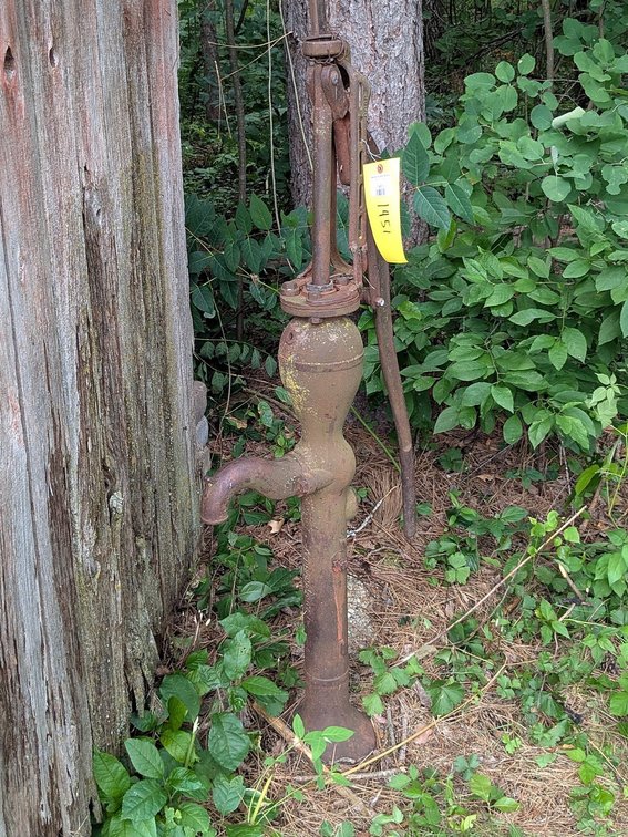 Antique cast iron yard pump by F.E.Myers & Bros. Stands 6ft tall overall, handle moves freely, very
